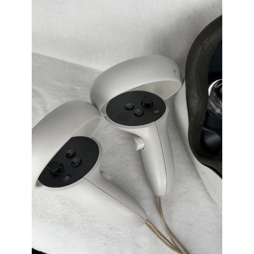 Oculus Quest 2 VR Headset Unisex One Size White Fair Stained Straps Scuffed